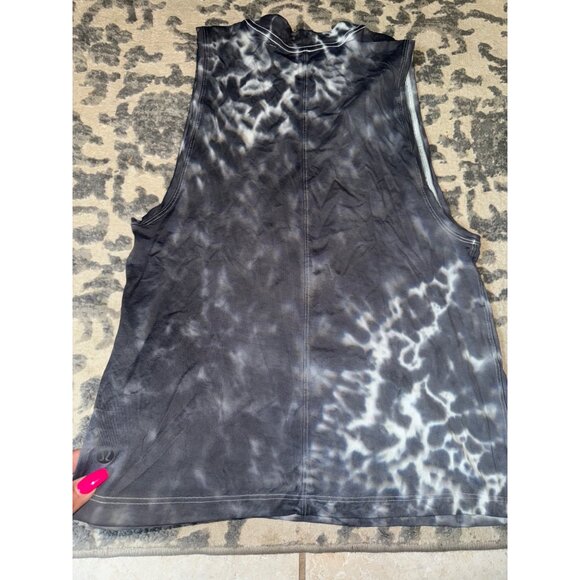 Lululemon all yours women’s tank size 6? - Picture 5 of 5